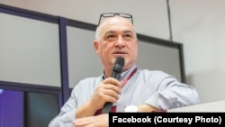 Sociolog, specializat în comunicarea politică, profesorul Ioan Hosu este șef al Departamentului de Comunicare din Facultatea de Științe Politice a UBB, Cluj.