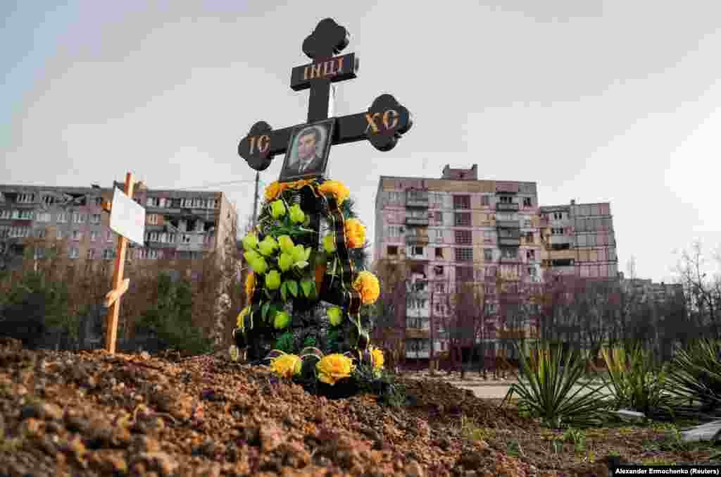 A háború civil áldozatainak sírjai az út mellett Mariupolban