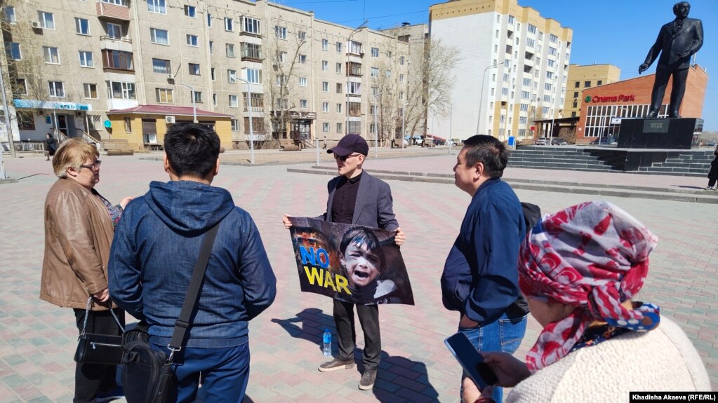 Юрист Ербол Аккужанов на площади имени Ауэзова в городе Семей держит плакат надписью: «No war» («Нет войне»). Семей, 15 апреля 2022 года 