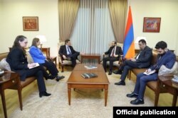 Ararat Mirzojan örmény külügyminiszter (középen, jobbra) Andrew Schofferrel, az EBESZ minszki csoportjának amerikai társelnökével Jerevánban 2022. április 18.-án. Egyes nyugati kommentátorok szerint a karabahi rendezésre létrehozott EBESZ-csoport értelmetlen