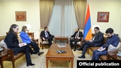 Ararat Mirzoyan (ortada sağda) Endrü Şoferlə görüşür, 18 aprel, 2022-ci il 