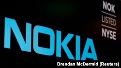 Логотип и тикер Nokia отображаются на экране в зале Нью-Йоркской фондовой биржи (NYSE) в Нью-Йорке, США, 21 мая 2018 г.