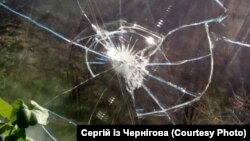 Побите осколком скло у будинку Сергія та Ганни. Чернігів, березень 2022 року.