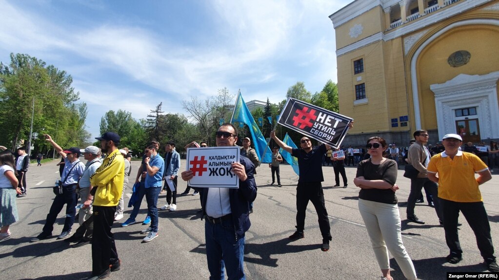 Активисты снова протестуют против сбора за утилизацию автомобилей. Алматы, 17 апреля 2022 года