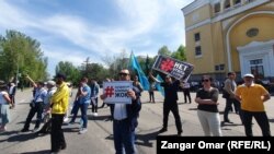 Активисты снова протестуют против сбора за утилизацию автомобилей. Алматы, 17 апреля 2022 года