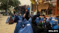شماری از زنان بی‌بضاعت در کابل