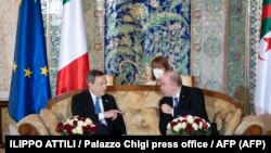 Italijanski premijer Mario Dragi sa premijerom Alžira Ajmenom Benabderahmanom tokom sastanka u glavnom gradu Alžiru, 11. april 2022. 