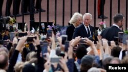Regele Charles al III-lea și soția sa, Regina consoartă Camilla, au primit ovații din partea celor adunați vineri, 9 septembrie, la Palatul Buckingham pentru a onora amintirea Reginei Elisabeta a II-a.
