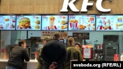Militari ruși la coadă, într-un fast-food KFC