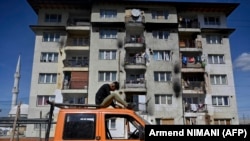 Një ndërtesë banimi e komunitetit rom në fshatin Plemetin, Kosovë.