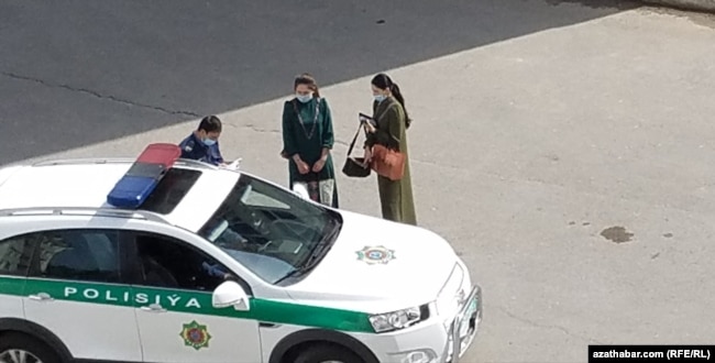 Полиция Ашхабада останавливает женщин на улице