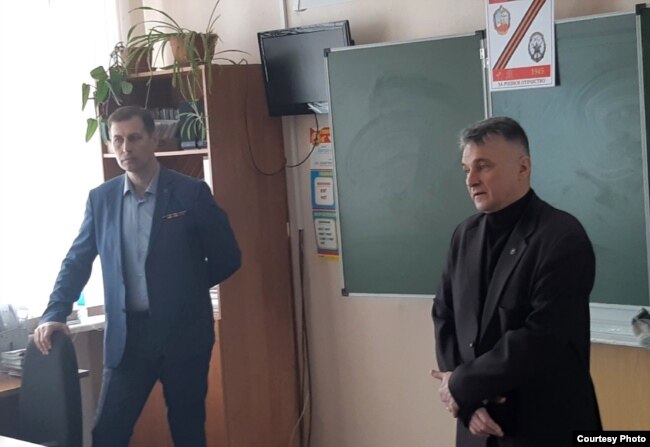 Вадим Измайлов (справа) и "доброволец" Олег Ефимов, воевавший в Украине, в петрозаводской школе