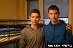 Vëllezërit Timofii dhe Nikita Chebotarov në dhomën e tyre të re në Varshavë, 10 prill 2022