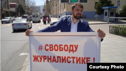 Пикет учредителя газеты "Черновик" Магди Камалова в Махачкале 11 апреля