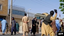 معترضان افغان در حال پرتاب سنگ به ساختمان کنسولگری ایران در شهر هرات