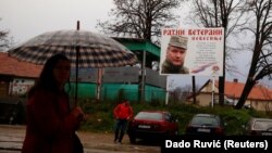 Plakat s bivšim komandantom Vojske Republike Srpske Ratkom Mladićem, osuđenim u Hagu na doživotni zatvor za genocid i druge ratne zločine, u Nevesinju, Bosna i Hercegovina, 8. novembra 2017.