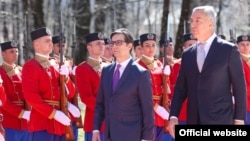 Претседателот Стево Пендаровски денеска во Подгорица со највисоки државни и воени почести беше пречекан од претседателот на Црна Гора, Мило Ѓукановиќ