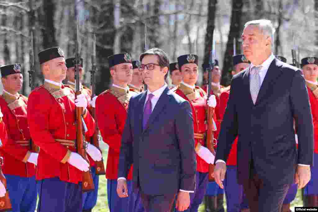 ЦРНА ГОРА / МАКЕДОНИЈА - Односите меѓу Македонија и Црна Гора се одлични, а унапредувањето на економските врски треба да биде врвен приоритет, се согласија на заедничката прес-конференција во Подгорица претседателот Стево Пендаровски и неговиот домаќин црногорскиот претседател Мило Ѓукановиќ.