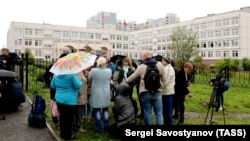 Журналісти біля школи в Івантєєвці після нападу, Росія, 5 вересня 2017 року