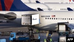 Amerikan resmilerine görä, öňi alnan hüjüm synanyşygynda ele salnan bomba 2009-njy ýylyň 25-nji dekabrynda nigeriýaly Umar Faruh Abdylmutallybyň Detroýt şäherine barýan uçarda partlatmaga synanyşan bombasyna meňzeş.