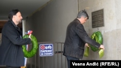 Predsednik Nezavisnog udruženja novinara Srbije Željko Bodrožić polaže venac na mesto ubistva Slavka Ćuruvije, 11. april 2022.