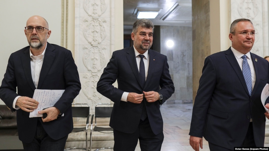 Liderii Coaliției au decisă să amâne până la 1 ianuarie 2025 majorarea impozitelor pe proprietate, au menținut supra-impozitarea contractelor part-time și au introdus noi reguli privind jocurile de noroc. Imagine generică cu liderii UDMR (stânga), PSD (centru), PNL (dreapta).