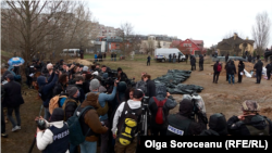 Эксгумация массового захоронения в Буче, Киевская область, Украина, 12 апреля 2022 года