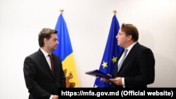 Ministrul de externe al R. Moldova, Nicu Popescu, primind chestionarul preliminar de admitere în Uniunea Europeană, de la comisarul european pentru extindere, Olivér Várhelyi