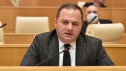 განცხადება პარტიის გადაწყვეტილების შესახებ დეპუტატმა შალვა კერესელიძემ გააკეთა.