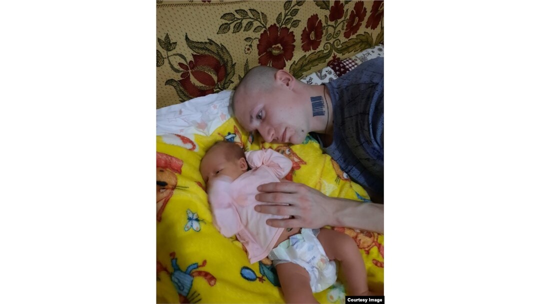 Ivkin a primit patru zile de permisie pentru a-și vizita soția, Yulia, și noul lor copil, Ksenia, înainte de a se întoarce la graniță.