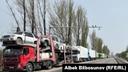 Очередь из грузовиков, ожидающих въезда в Казахстан.