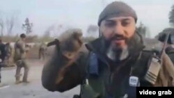 На відео, що набуло широкого розголосу в мережі, фігурують люди (як ось це чоловік) у формі української армії