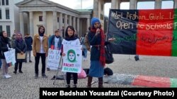 تصویر آرشیف: شماری از زنان افغان در جرمنی که در اعتراض به مسدود ماندن مکاتب دختران در افغانستان گردهمایی را راه اندازی کرده بودند