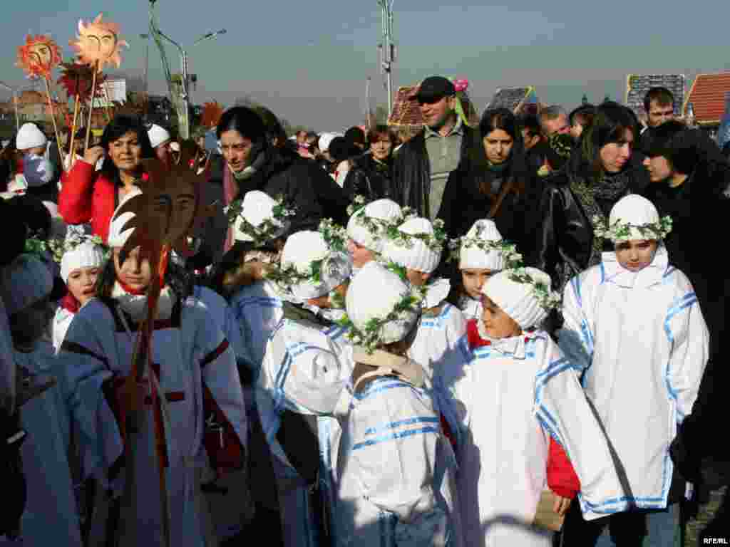 ალილოს საზეიმო მსვლელობა თბილისის ქუჩებში7 იანვარს თბილისში, ვარდების მოედნიდან დაიწყო ალილოს საზეიმო მსვლელობა. თეატრალიზებულ მსვლელობას წინ მიუძღოდნენ ანგელოზებად გამოწყობილი პატარები. ალილოში, რომელიც სამების საკათედრო ტაძართან დასრულდა, რამდენიმე ასეუ - 7 იანვარს თბილისში, ვარდების მოედნიდან დაიწყო ალილოს საზეიმო მსვლელობა. თეატრალიზებულ მსვლელობას წინ მიუძღოდნენ ანგელოზებად გამოწყობილი პატარები. ალილოში, რომელიც სამების საკათედრო ტაძართან დასრულდა, რამდენიმე ასეულმა ადამიანმა მიიღო მონაწილეობა. შეგროვდა შესაწირი, რომელიც მოგვიანებით ბავშვთა სახლებსა და უმწეოთა თავშესაფრებში გადანაწილდება.