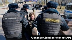 Hapšenje demonstranta prilikom protesta u Moskvi 26. marta