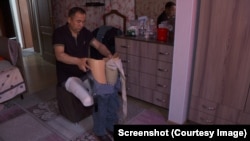 Алмаз Акчекеев протезди көчөгө чыкканда гана киет.