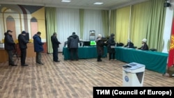 Один из избирательных участков в Кыргызстане 