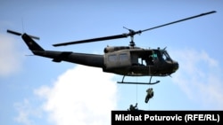 Specijalisti STS-a se spuštaju niz konopac iz helikoptera UH-1H (fotoarhiv)