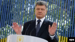 Ukrainanyň prezidenti Petro Poroşenko metbugat-konferensiýasynda, Kiýew, 5-nji iýun, 2015. 