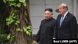 Presidenti amerikan, Donald Trump (djathtas) dhe lideri verikorean, Kim Jong-un në Hanoi.