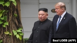 АҚШ президенті Дональд Трамп пен Солтүстік Корея басшысы Ким Чен Ын саммит өткен қонақ үй маңындағы бақта серуендеп жүр. Ханой, 28 ақпан 2019 жыл.
