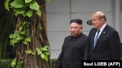Президент США Дональд Трамп и лидер КНДР Ким Чен Ын на встрече в Ханое 