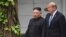 АҚШ президенті Дональд Трамп пен Солтүстік Корея басшысы Ким Чен Ын саммит өткен қонақ үй маңындағы бақта серуендеп жүр. Ханой, 28 ақпан 2019 жыл.