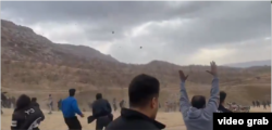Captură de ecran dintr-un videoclip ce pare filmat la o înmormântare în Kuhdasht, provincia Lorestan.