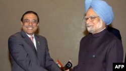 Президент Пакистана Асиф Али Зардари (слева) и премьер-министр Индии Манмохан Сингх