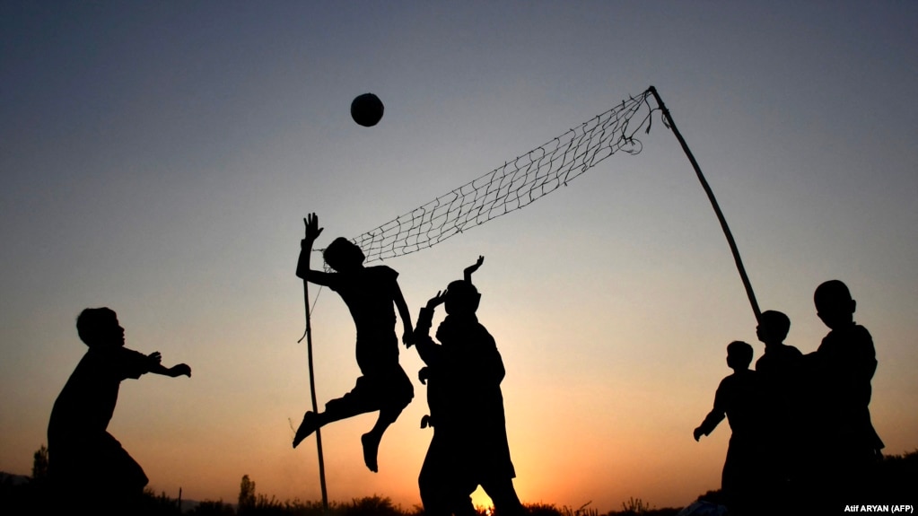 Afghan children playing volleyball (Archive)