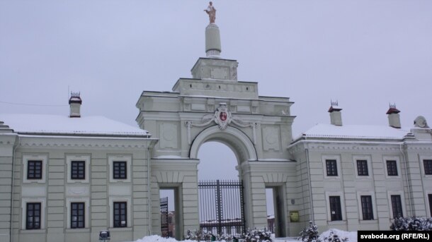 У будынках адноўленай брамы палаца Сапегаў месьціцца музэй