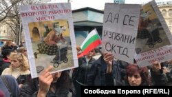 Стотици специалисти по здравни грижи протестираха през пролетта с искане за достойни заплати