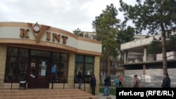 Rând cu respectarea „distanței sociale” în fața magazinului Kvint, Tiraspol