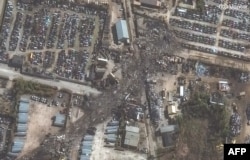 Pamje nga lart që tregon dëmet e shkaktuara pasi një avion mallrash u përfshi nga zjarri dhe u rrëzua pak pasi u nis nga aeroporti në Luisvill të Kentakit.